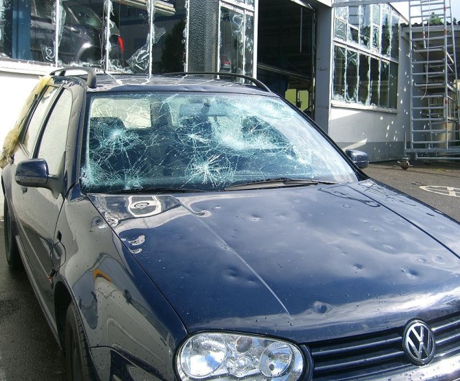 Und wieder hat der Hagel Autos verbeult