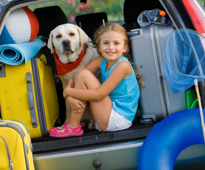 auto-kofferaum-tochter-koffer-hund © Fotolia.com