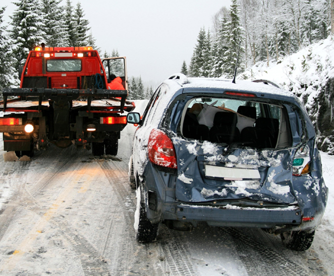 auto-unfal-winter-abschleppwagen © Fotolia.com