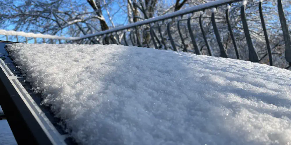 Balkon Kraftwerk Solarpanel Schnee © RΞVΞ24