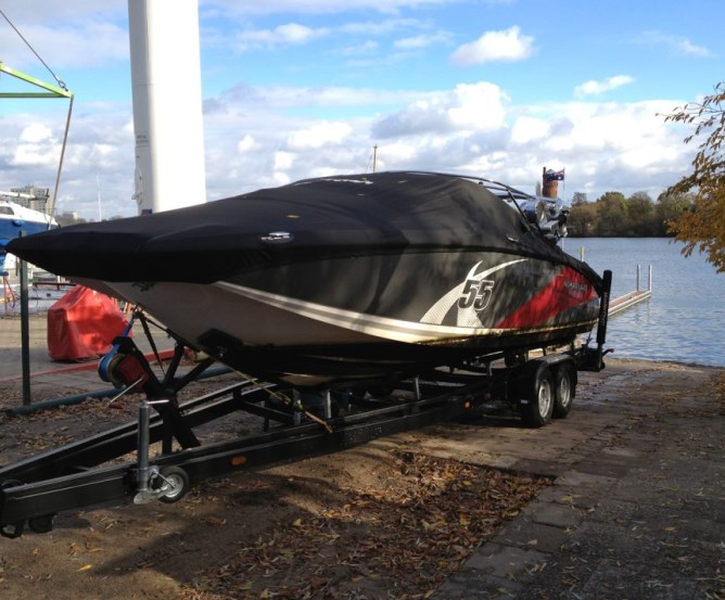 Bootsanhänger Boot wird aus Wasser geholt © MasterCraft Boats Deutschland