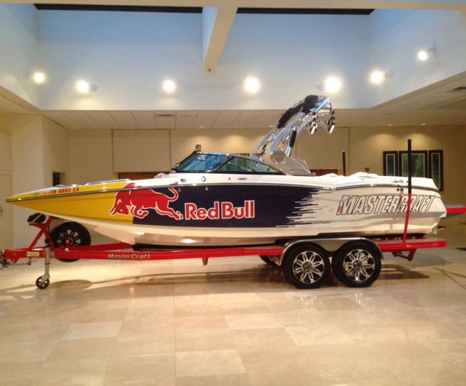 Bootsanhänger mit Red Bull Sportboot © MasterCraft Boats Deutschland