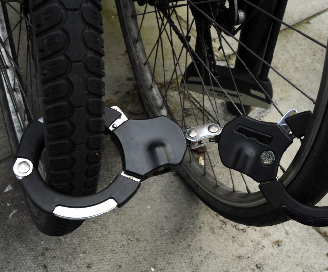 Fahrraddieb - Fahrrad mit Handschellen gesichert