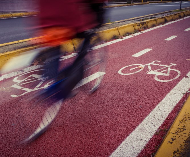 Radfahrerin auf dem Radweg zur Arbeit