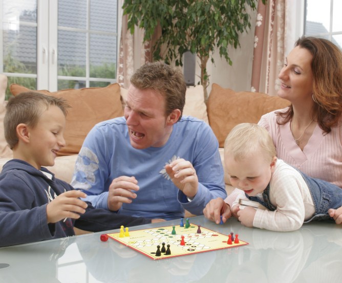 familie-beim-spielen © Fotolia.com