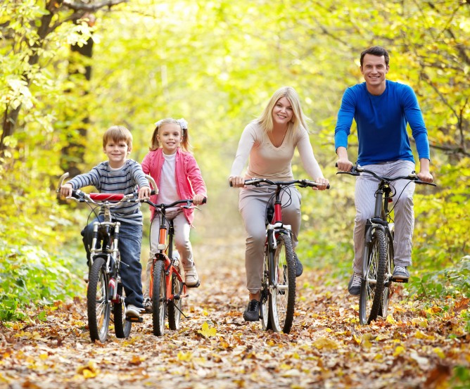 familie-fahrrad-wald © Fotolia.com