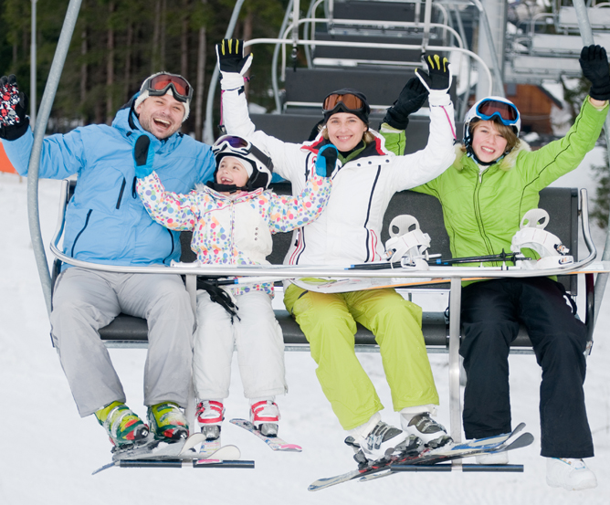 familie-skiurlaub-sessellift © Fotolia.com familie-skiurlaub-sessellift © Fotolia.com