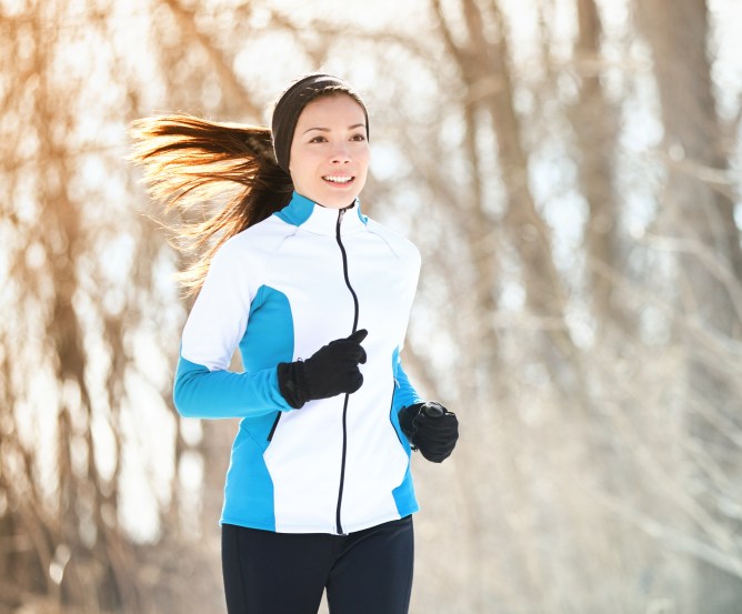 Unfallversicherung - Frau beim Jogging im Winter