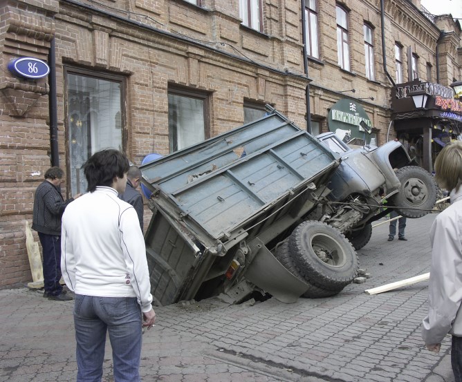 Gebäudeschaden: LKW in Keller eingebrochen