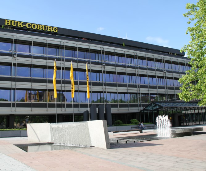 HUK Coburg Versicherung - Gebäude am Bahnhofsplatz  © Stiebe (Wikipedia.org)