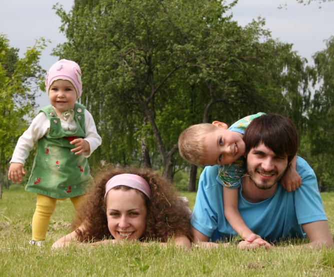 junge-familie-im-gras © Fotolia.com