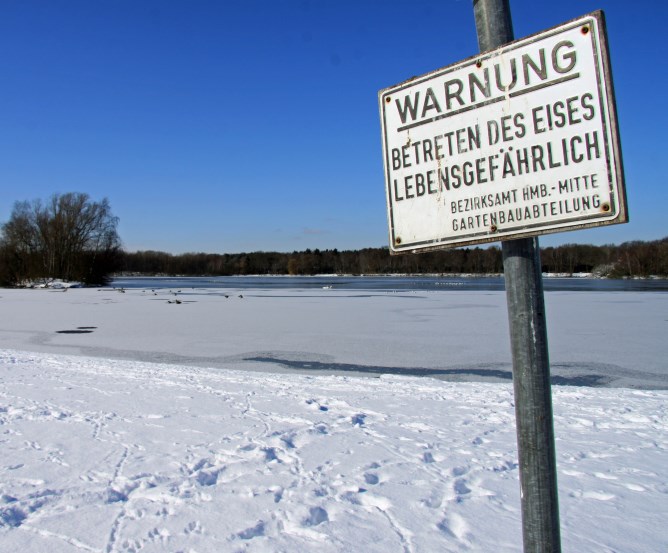 Leichtsinn - Das Betreten der Eisfläche ist lebensgefährlich