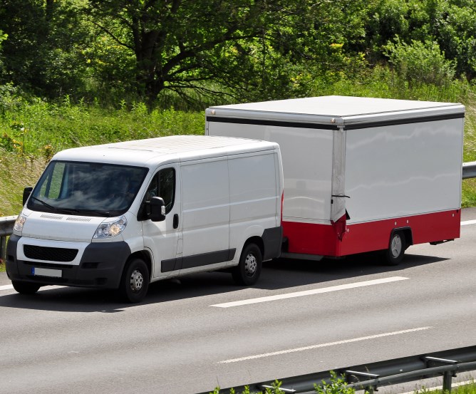 Lieferwagen mit Selbstfahrer-Vermiet-Anhänger