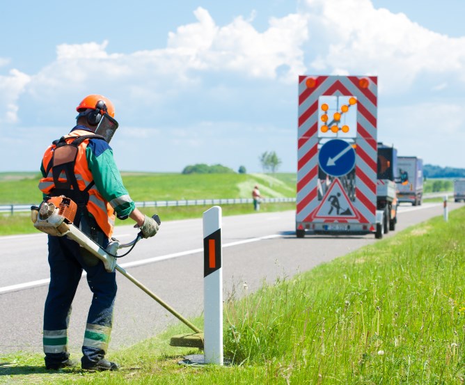 maeharbeiten-strassenrand-motorsense © Fotolia.com