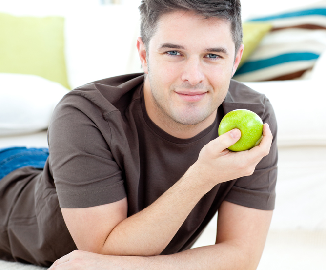 mann-mit-apfel © Fotolia.com