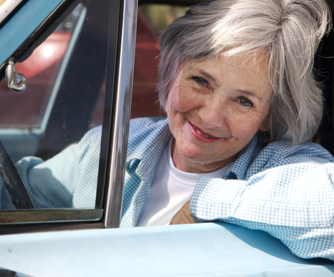 seniorin-faehrt-auto © Fotolia.com