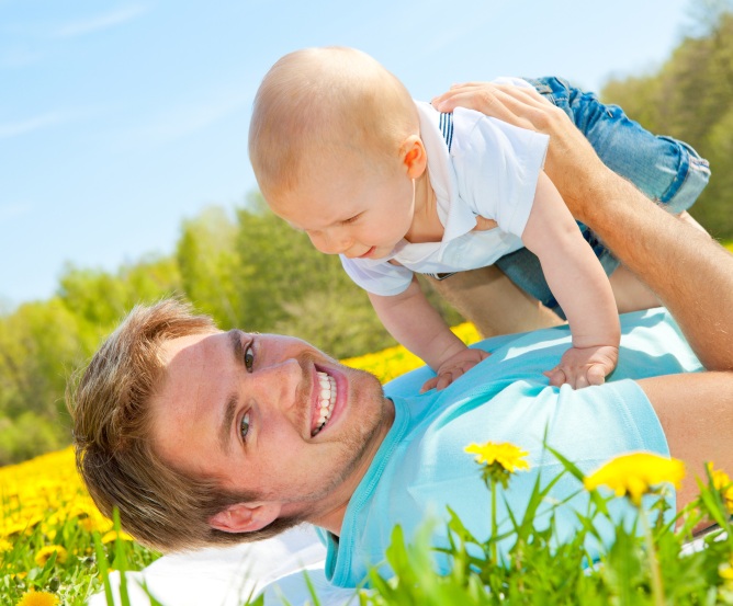 vater-baby-wiese © Fotolia.com